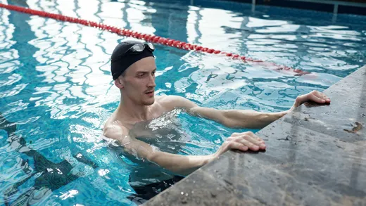 Bradley Barcola, attaquant international français, en action balle au pied