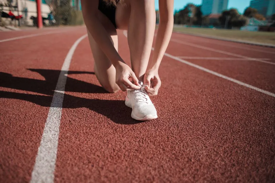 Essayage d’une paire de baskets dans un magasin spécialisé, coureur testant le confort sur tapis